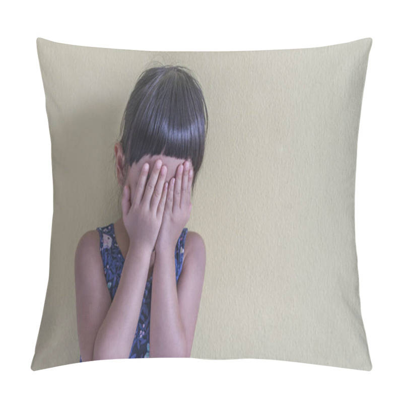 Personality  Upset Asian Little Girl Crying Pillow Covers