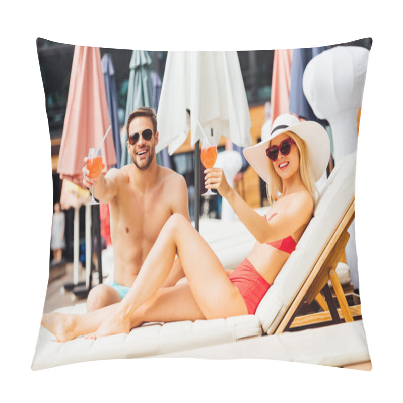 Personality  Sexy Couple Holding Glasses Of Cocktails At Resort In Sunny Day Pillow Covers