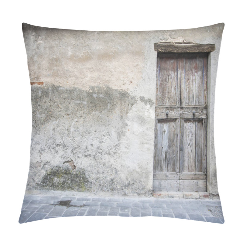 Personality   Wooden Door In An Old Italian House. Pillow Covers