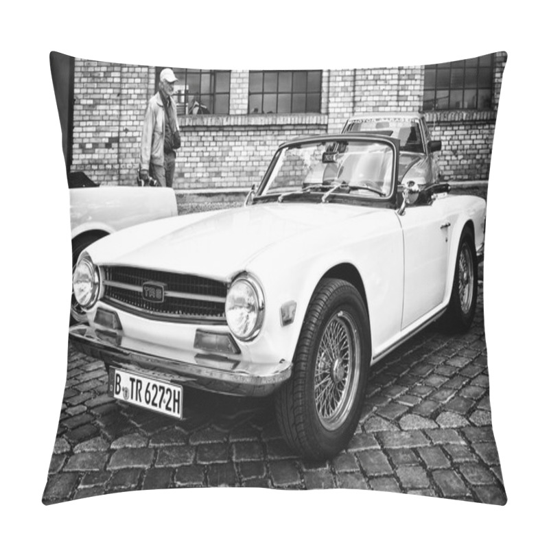 Personality  British Six-cylinder Sports Car Triumph TR6 Pillow Covers