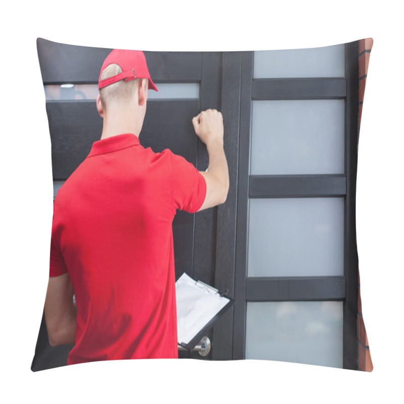 Personality  Delivery Man Knocking On The Client's Door Pillow Covers