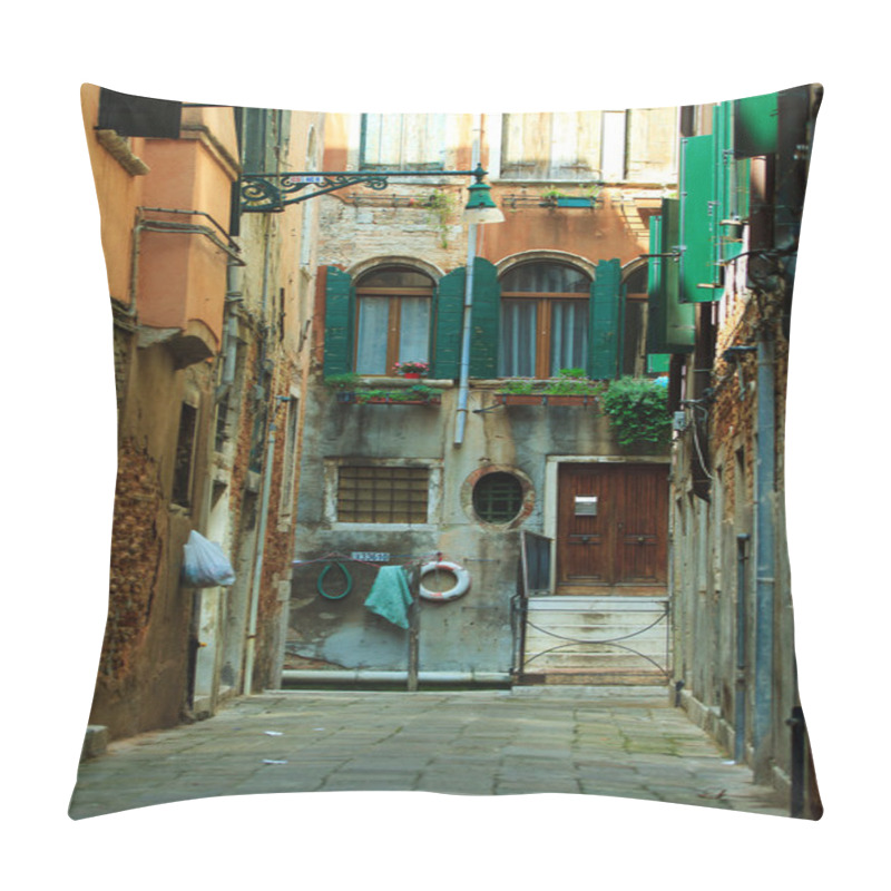 Personality  Narrow Street In Venice Pillow Covers