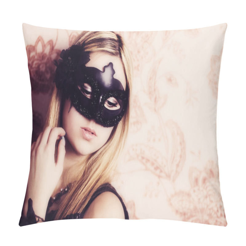 Personality  Beautiful Woman In The Carnival Mask Pillow Covers