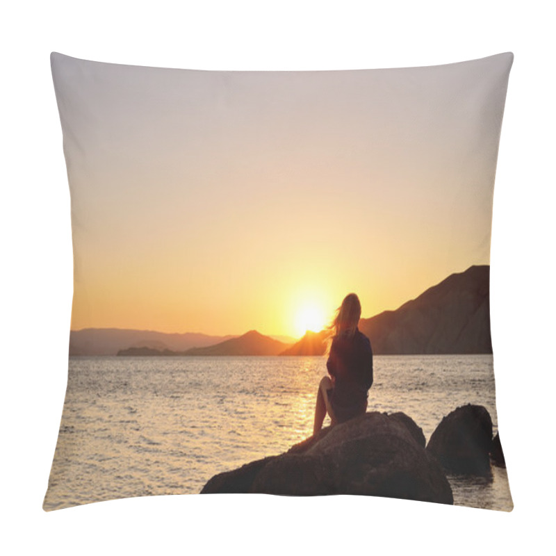 Personality  Girl On The Beach Pillow Covers