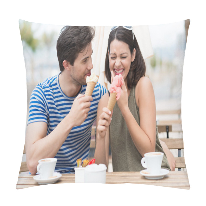 Personality  Laughing Couple Eating Ice Cream Cones Pillow Covers