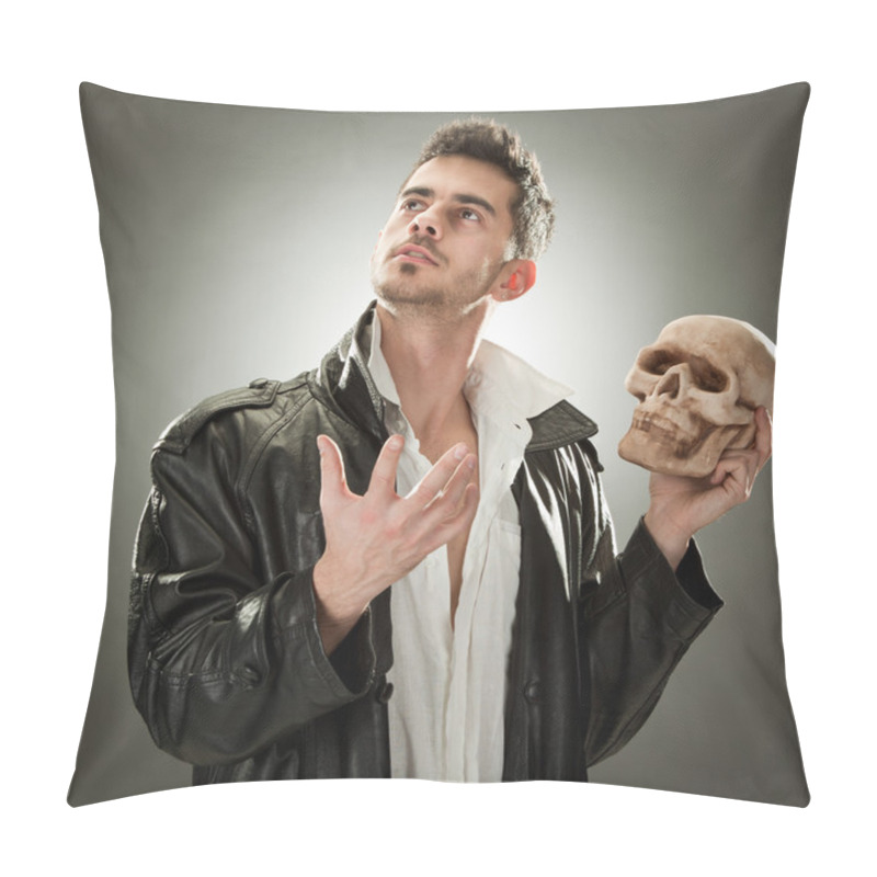 Personality  Modern Hamlet With Skull Portrait On Black Background Pillow Covers