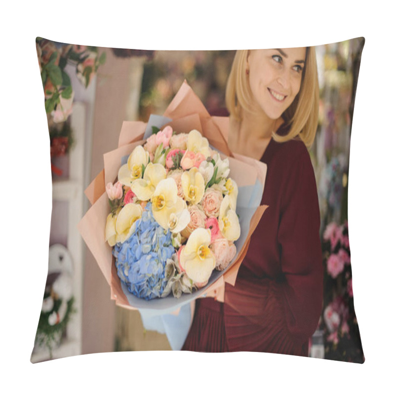 Personality  Girl Posing With Bouquet Of Orchids And Roses Pillow Covers