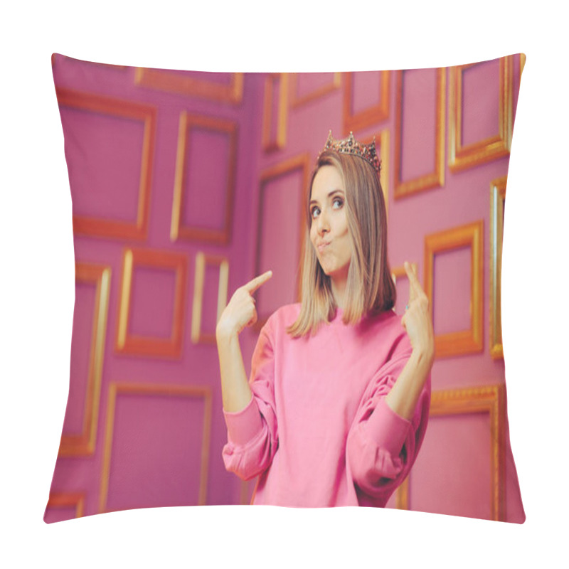 Personality  Vain Queen Wearing A Crown Pointing To Herself  Pillow Covers