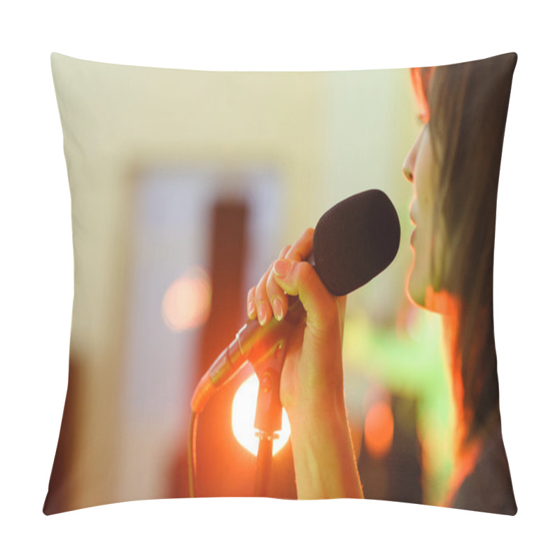 Personality  A Woman Signing Live Concert Focus On Microphon Pillow Covers