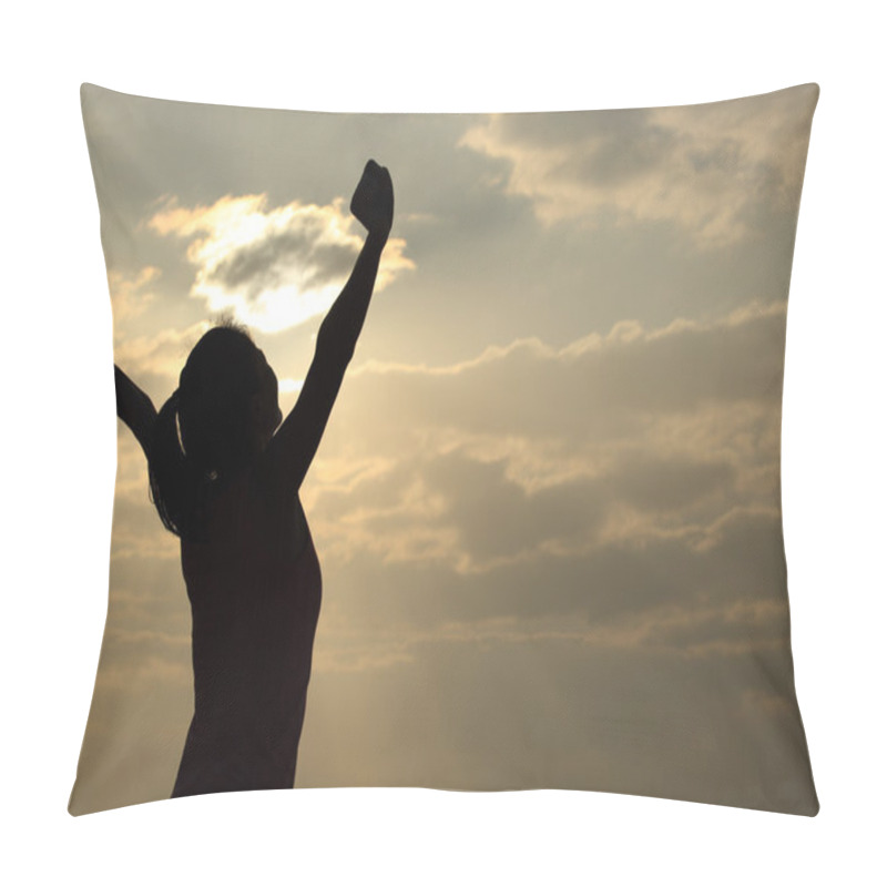 Personality  Strong Confidence Woman Open Arms Under The Sunrise At Seaside Pillow Covers