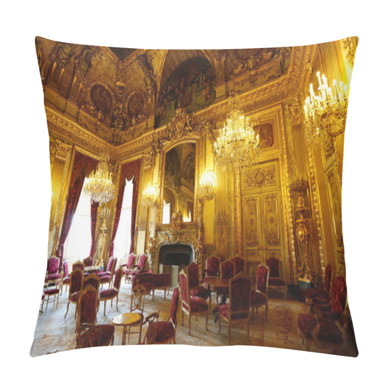 Personality  France / Paris / 12/05/2013 / Louvre Museum Inside Pillow Covers