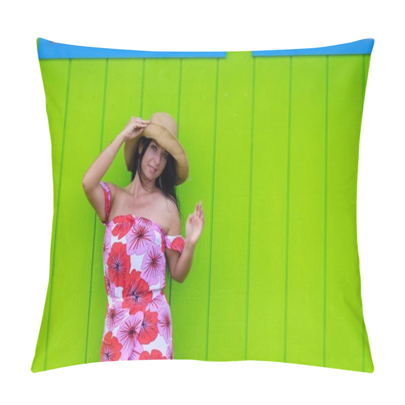 Personality  Pretty Woman In A Straw Sunhat In Hawaii Pillow Covers