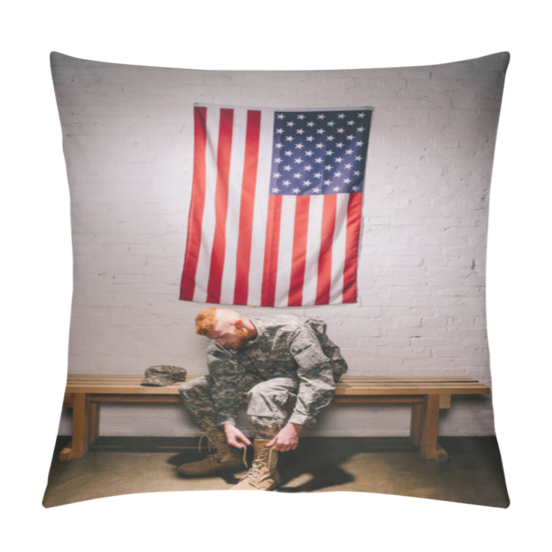 Personality  American Soldier In Military Uniform Tying Shoelaces With Flag On White Brick Wall Behind, 4th July Holiday Concept Pillow Covers