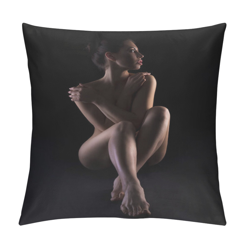 Personality  Young Naked Woman With Perfect Body On Dark Pillow Covers