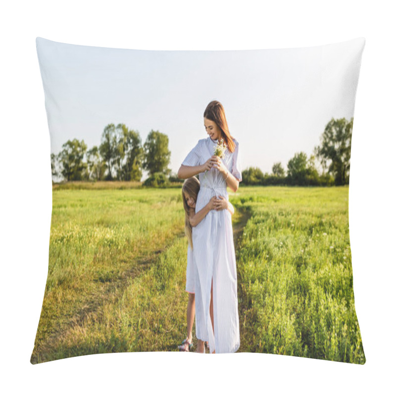 Personality  Beautiful Mother With Bouquet And Daughter Embracing In Green Meadow On Sunset Pillow Covers