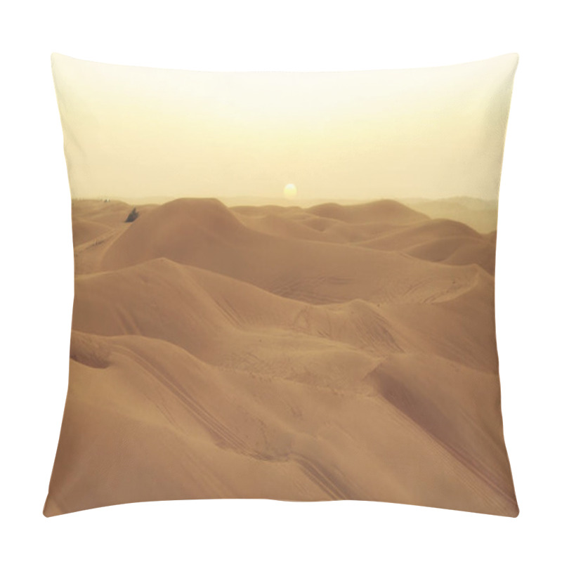 Personality   Sand Dunes Of The Quarter Desert, Oman At The Sunset  Pillow Covers