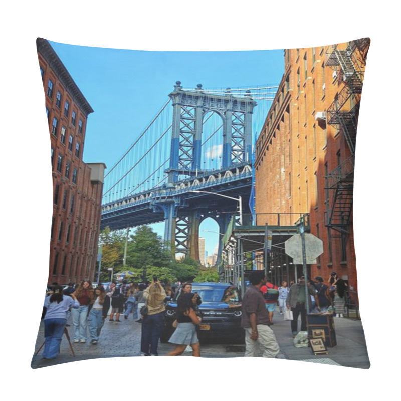 Personality  A Panoramic View Of New York With The Brooklyn Bridge Crossing The East River, Its Elegant Arches Standing Out Against The Vibrant Sky And Calm Waters. The Skyline Of Manhattan, Including One World Trade Center, Towers In The Background. Pillow Covers