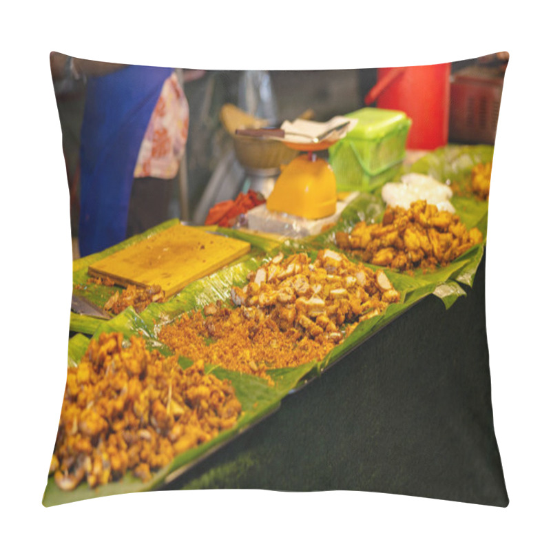 Personality  A Vibrant Presentation Of Traditional Thai Street Food Served On Banana Leaves At A Lively Market. Highlighting The Rich Flavors And Authentic Culture Of Thailand, Perfect For Food Enthusiasts And Pillow Covers