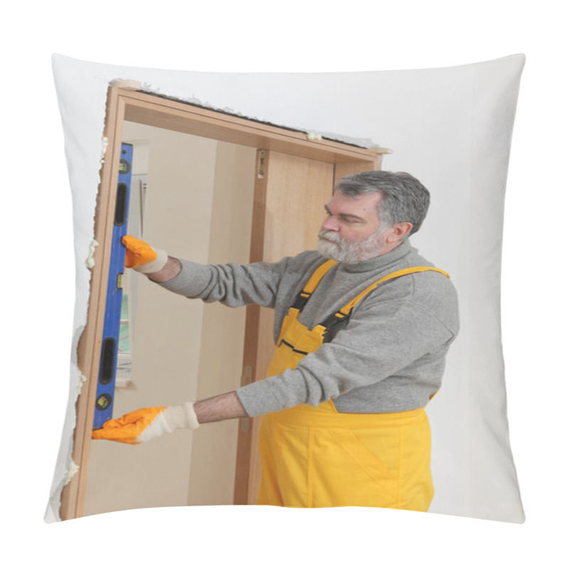 Personality  Builder Measure Verticality Of Door With Level Tool Pillow Covers