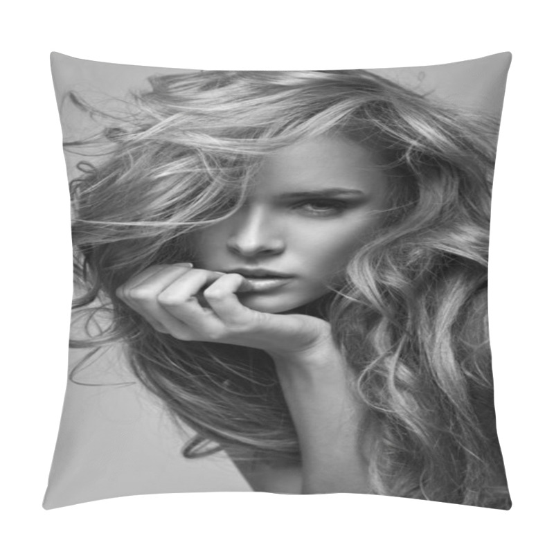 Personality  Black And White Vogue Style Portrait Of Delicate Blonde Woman Pillow Covers