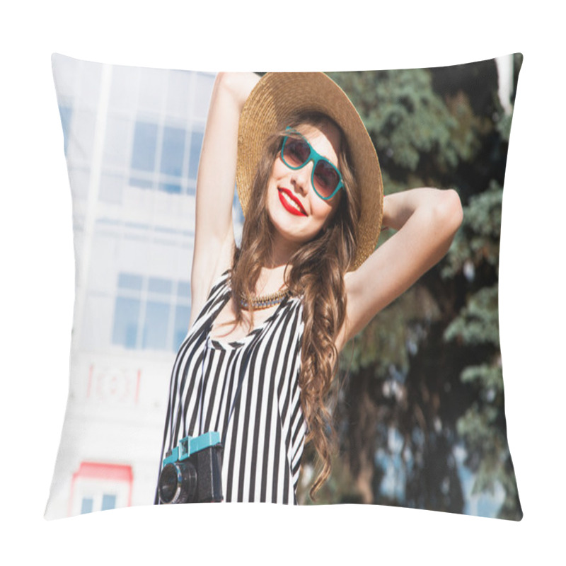 Personality  Woman With Sunglasses And Red Lips Pillow Covers