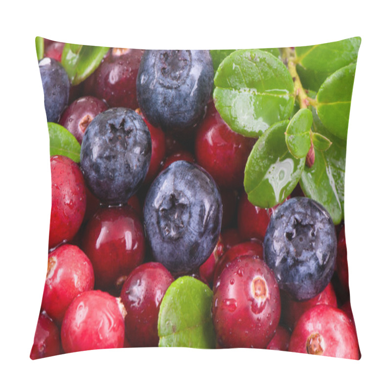 Personality  Wild Berry With Green Leaves And Water Drops Pillow Covers