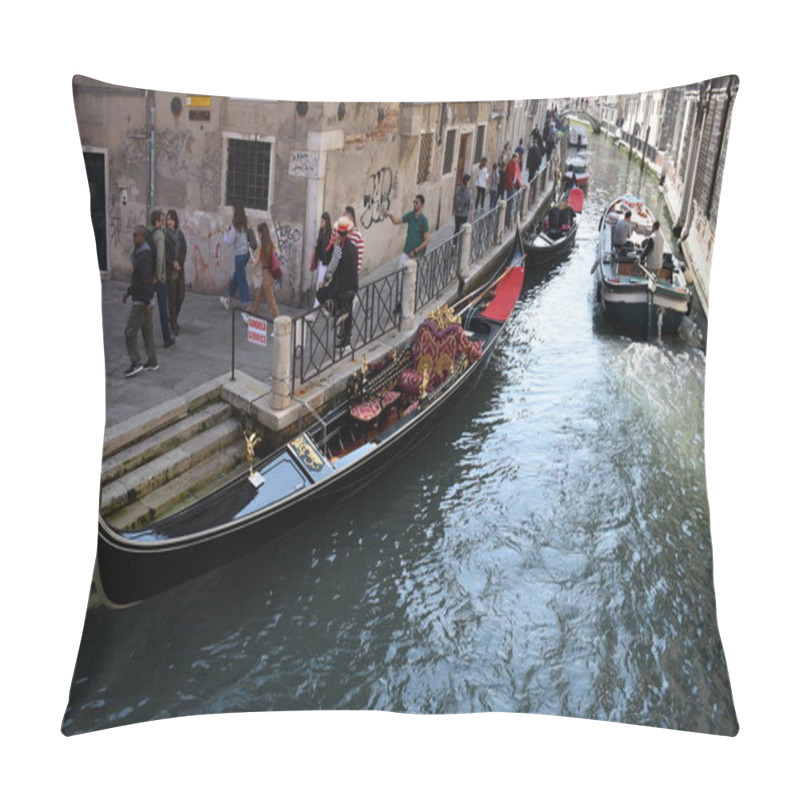 Personality  Venice, Italy, 04.19.2019: Private, Romantic Gondola Trip On The Grand Canal (Canal Grande) And On Smaller Side Canals In Venice Which Is Built On 100+ Small Islands In A Lagoon I Pillow Covers