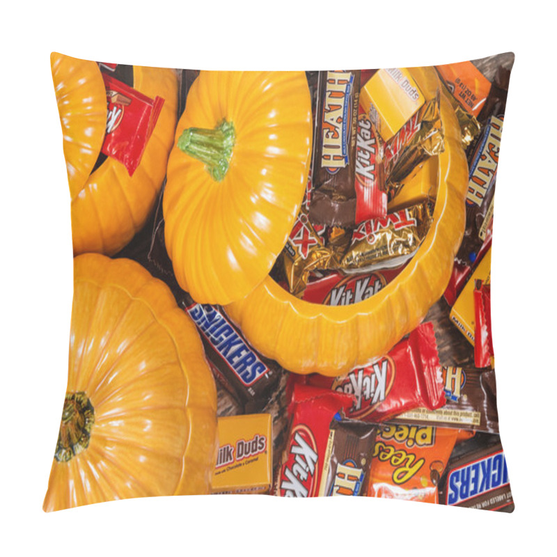 Personality  Decorative Pumpkins Filled With Halloween Candy Pillow Covers