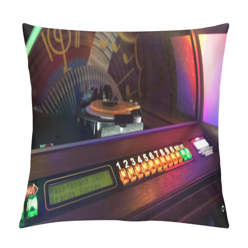 Personality  Jukebox Automatically Rearranging Discs For Playing Music With Coin Is Inserted Pillow Covers