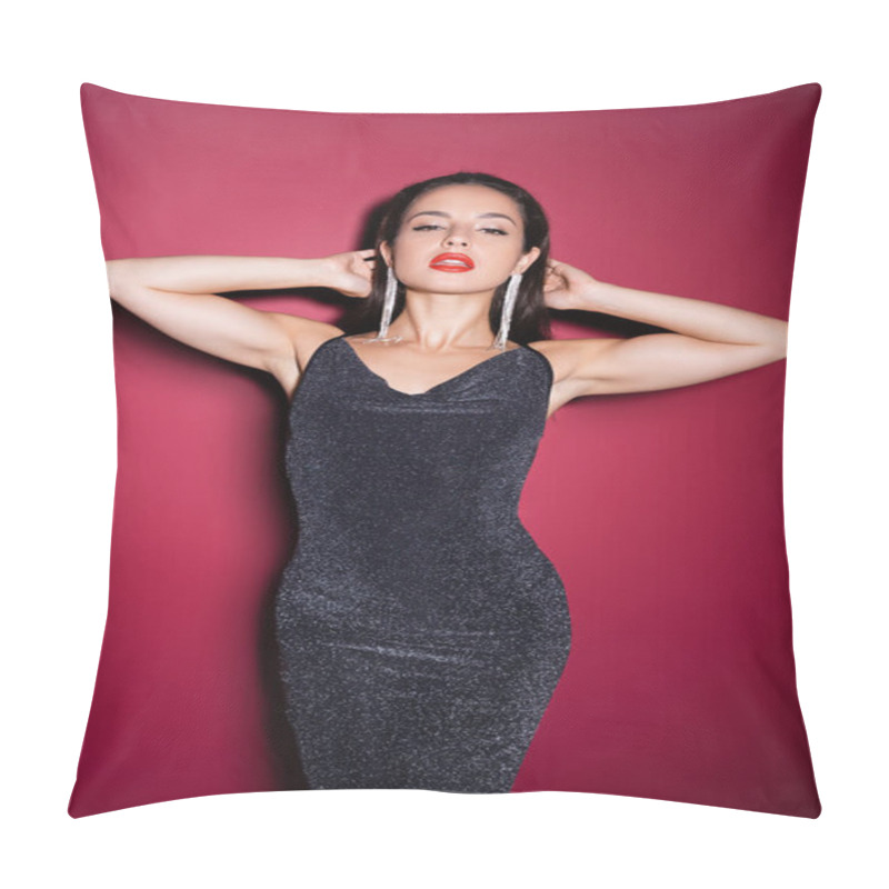 Personality  Sexy Woman In Black Lurex Dress And Earrings Posing With Hands Behind Head On Red Background Pillow Covers