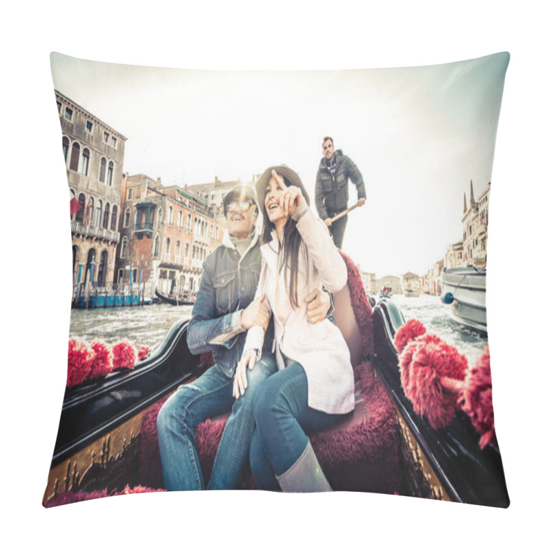 Personality  Couple Of Lovers In Venetian Gondola Pillow Covers