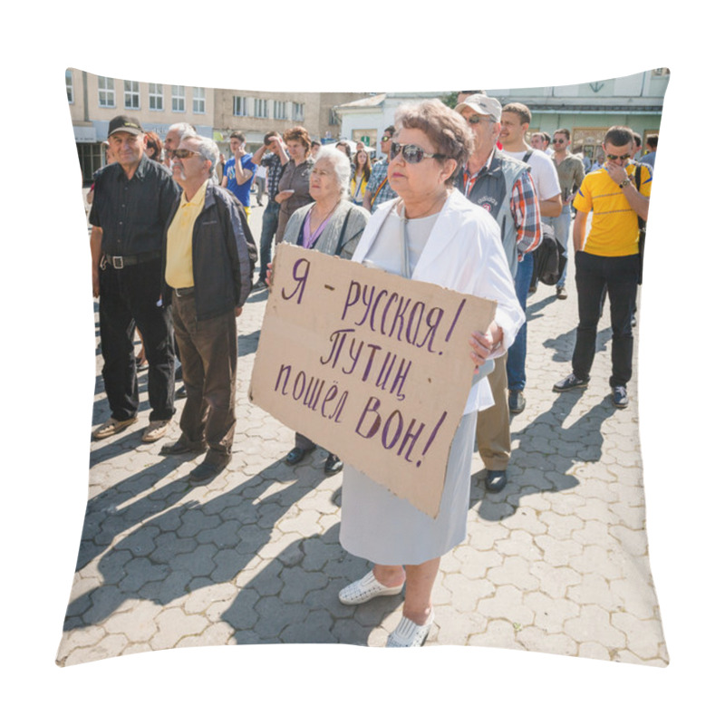 Personality  UZHGOROD, UKRAINE - MAY 1, 2014: Anti Putin Demonstration In Support Of Ukraine's Unity And Termination Of Russian Aggression Against Ukraine. Inscription On The Poster: I Am Russian. Putin Go Away. Pillow Covers