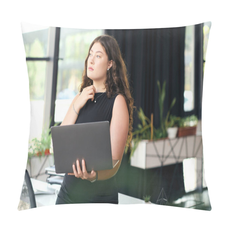 Personality  A Confident Young Plus Size Woman With Curly Hair Is Engaged In Her Work At A Modern Office, Showcasing Professional Elegance. Pillow Covers