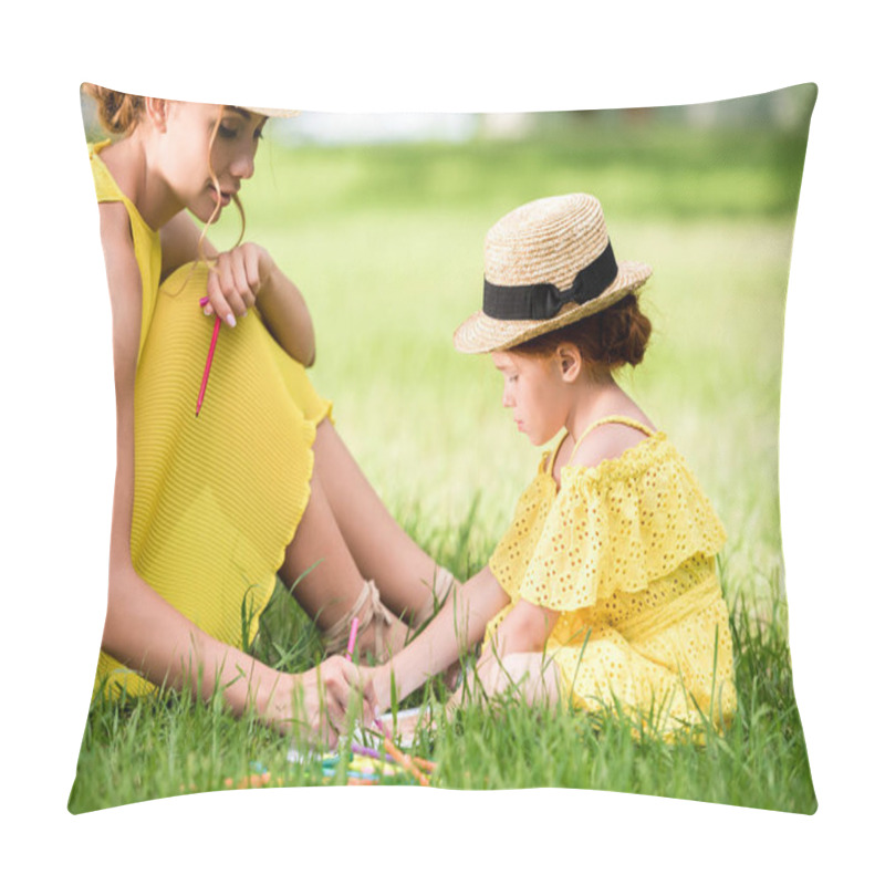 Personality  Mother And Daughter Drawing In Park Pillow Covers