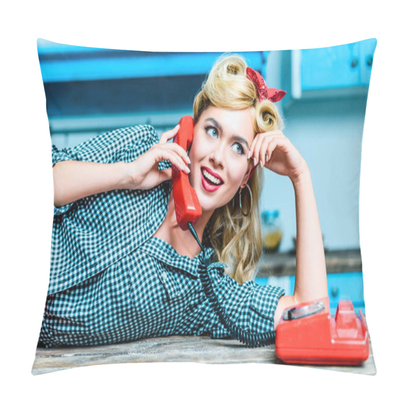 Personality  Pin Up Girl Talking On Telephone Pillow Covers