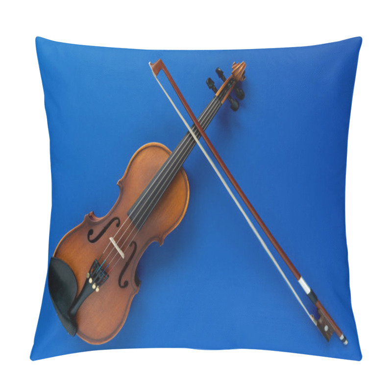 Personality  Violin And Bow On A Blue Background Pillow Covers