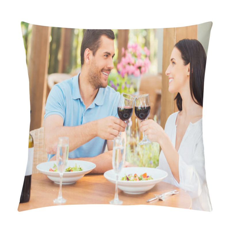 Personality  Couple Toasting With Red Wine And  Relaxing Restaurant Pillow Covers