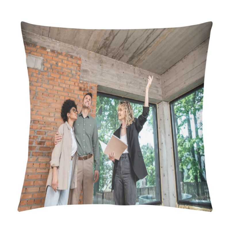 Personality  Real Estate Agent Pointing Up With Hand At Ceiling While Showing New House To Multiethnic Couple Pillow Covers