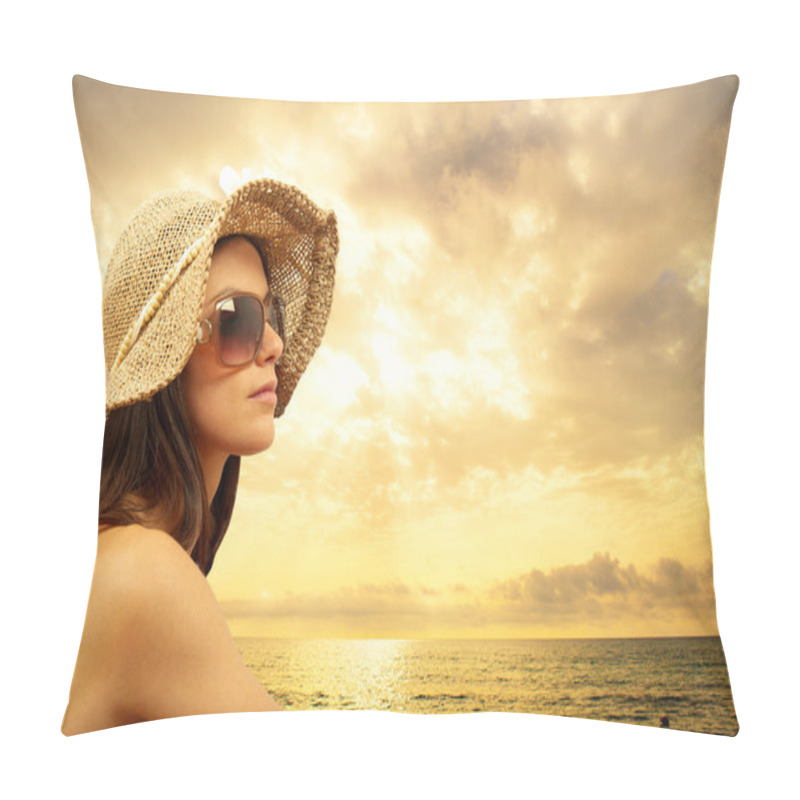 Personality  Sexy Girl On The Beach Pillow Covers