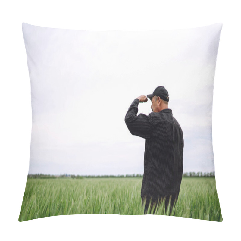 Personality  Farmer In A Green Wheat Field. Agricultural Growth And Farming Business Concept. Pillow Covers