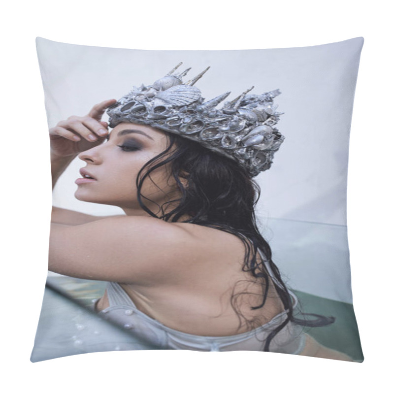 Personality  A Young Woman With Long, Wet Hair Wears A Crown Of Shells And Sits In A Pool Of Water. Pillow Covers