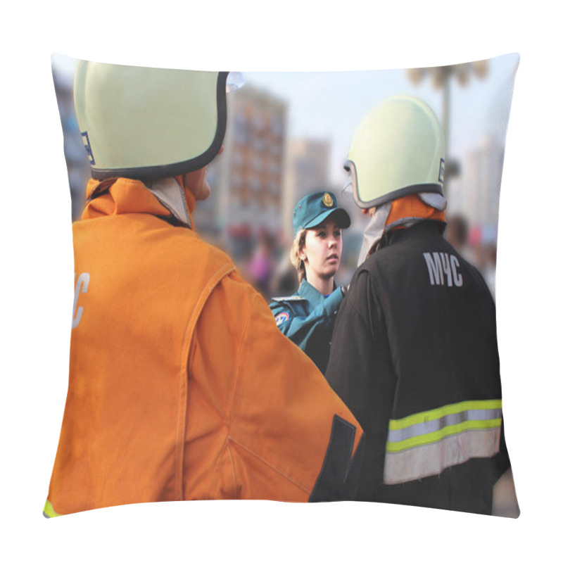 Personality  Employees MES. Town Square. 10/19/2018 The Girl Adjusts The Ammunition To Future Rescuers. Pillow Covers