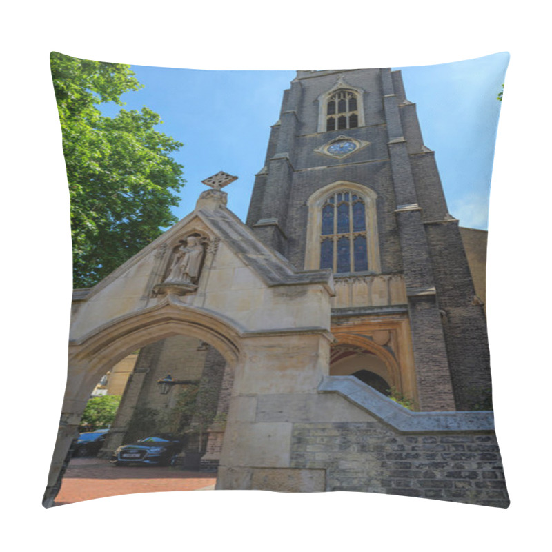 Personality  London - 06 15 2022: View Of St Paul's Anglican Church, Knightsbridge Pillow Covers