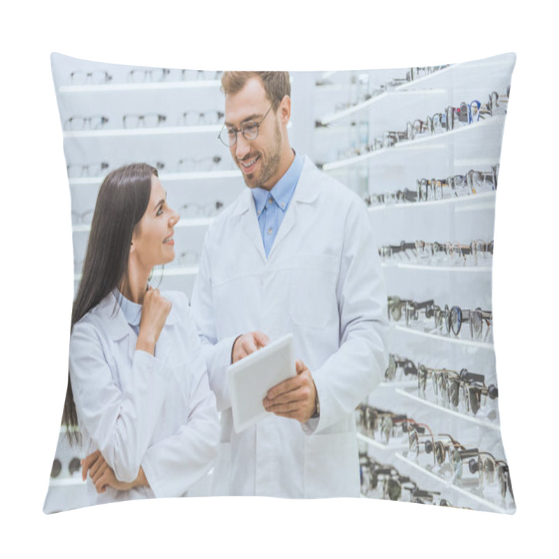 Personality  Two Optometrists Using Digital Tablet And Looking At Each Other In Optica With Glasses Pillow Covers