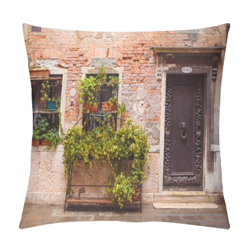 Personality  Narrow Street In Venice Pillow Covers