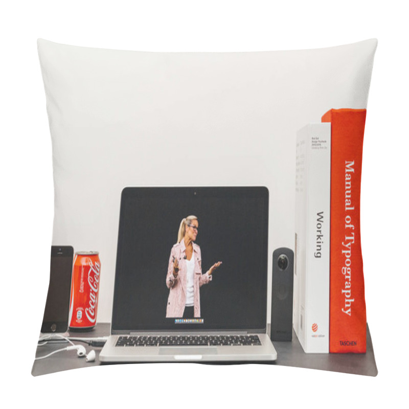 Personality  Apple Keynote With Apple Retail Chief Angela Ahrendts For A Reta Pillow Covers