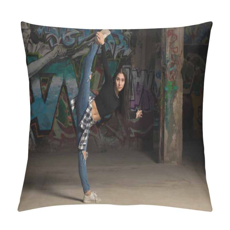 Personality  Pretty Girl Doing A Leg Split Pillow Covers