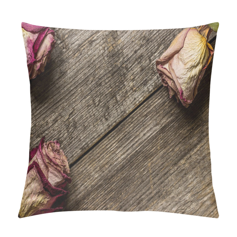 Personality  Dried Roses On A Wooden Background Pillow Covers