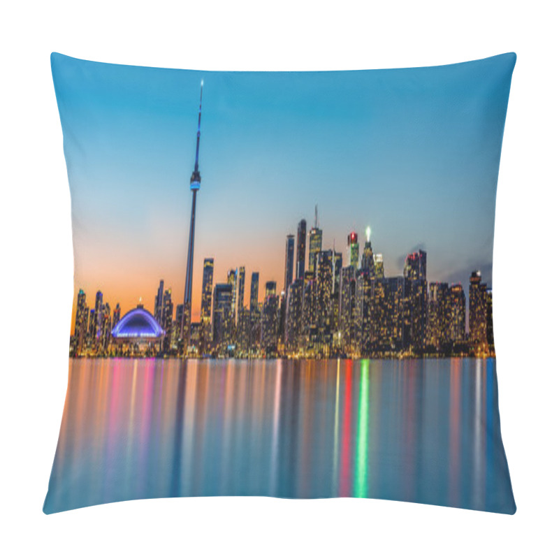 Personality  Toronto Panorama At Dusk Pillow Covers