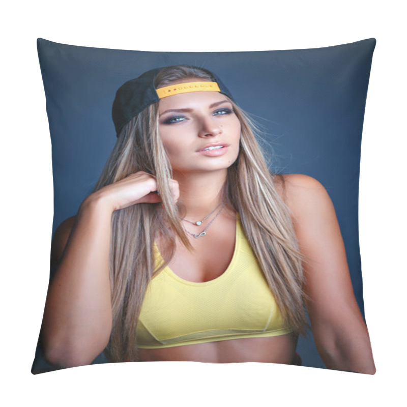 Personality  Stylish Young Girl Leaned On The Wall Pillow Covers